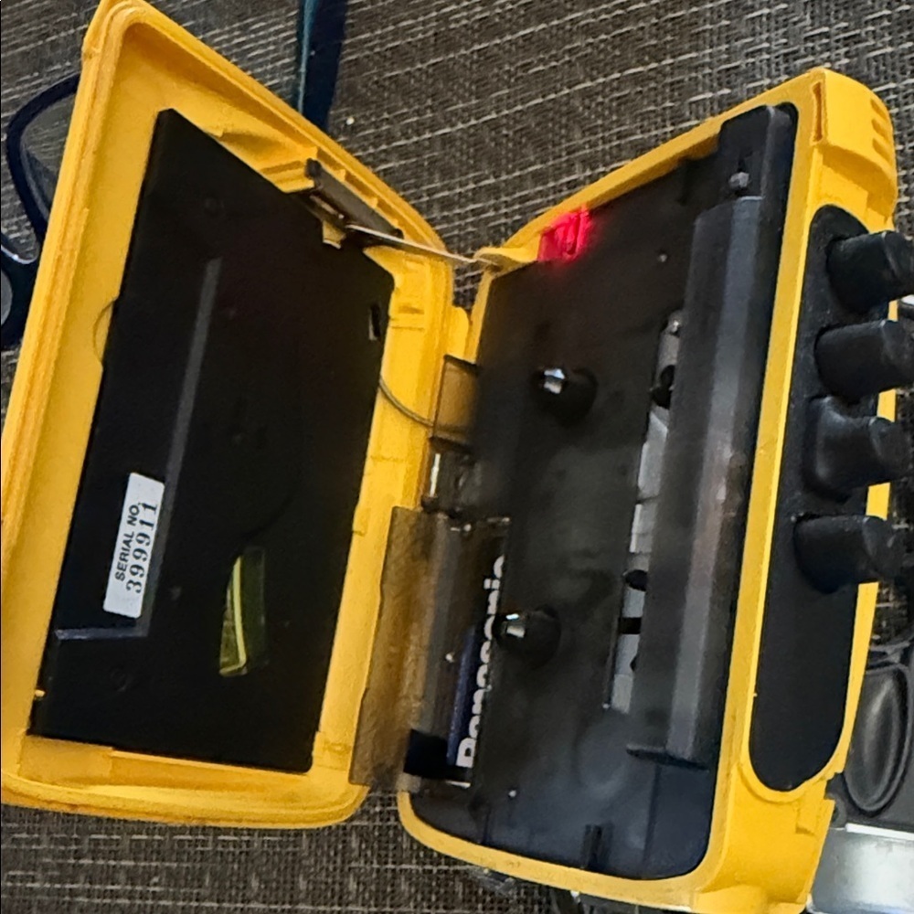 Sony Sports Walkman WM-FS111 - Yellow and Black for parts - Picture 10 of 10